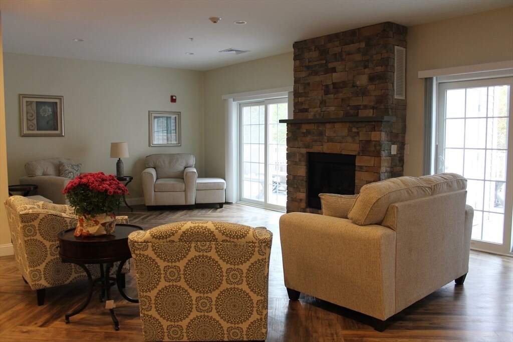 Building Photo - 2 Regency Village Way