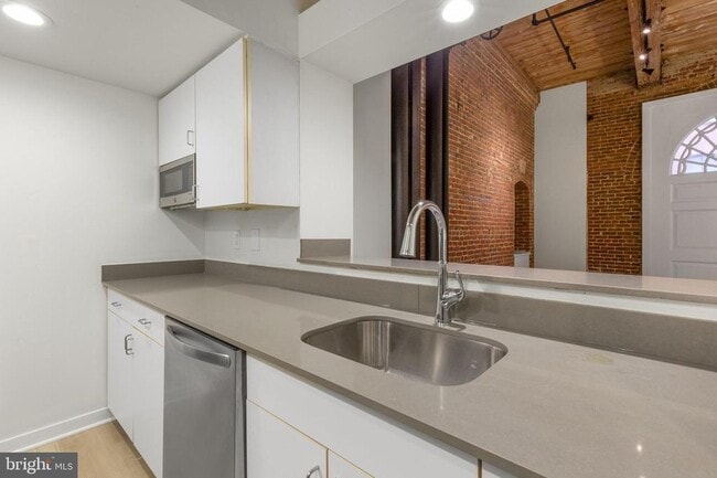 Building Photo - 303 Vine St