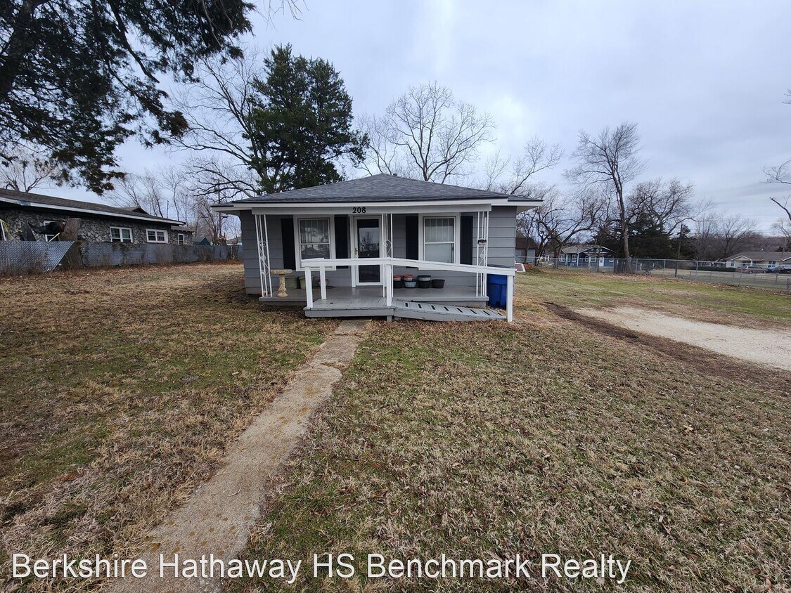2 br, 1 bath House 208 W Main House Rental in Tecumseh, OK