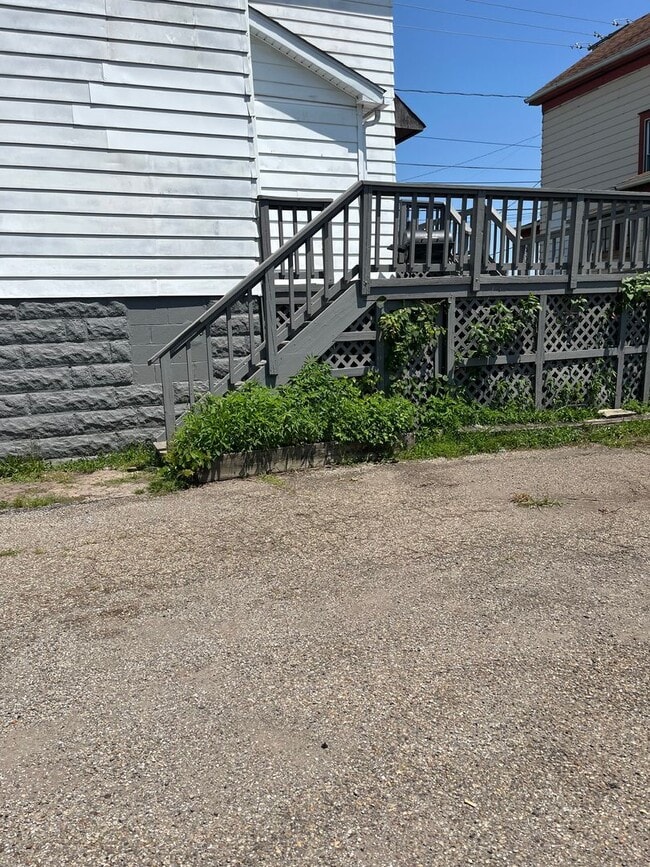 Building Photo - One Bedroom Apartment w Utilities Included