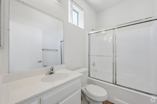 2 habitaciones, 2 baños - 1040 pies cuadrados - Segundo baño - Northpoint Apartments at CSUN