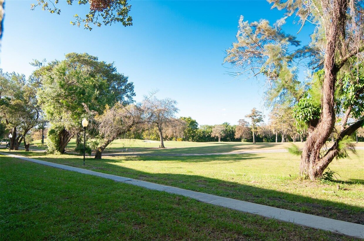 Foto del edificio - 8380 Sands Point Blvd
