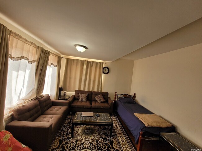 Foto del edificio - 189-23 Mangin Ave