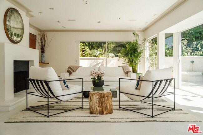 Foto del edificio - 8706 Sunset Plaza Pl