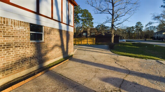 Building Photo - 556 Roanoke Dr