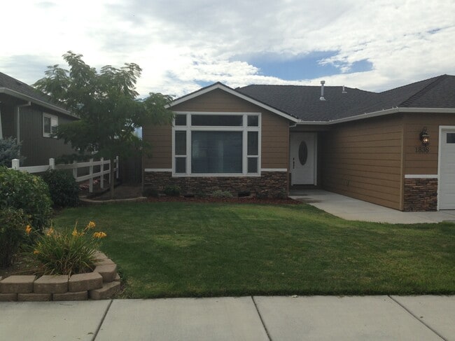 Building Photo - 1836 Hondeleau Ln