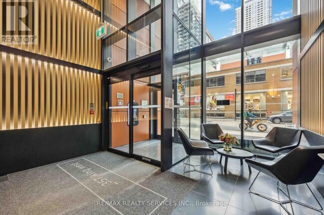 Photo du bâtiment - 357-357 King St W