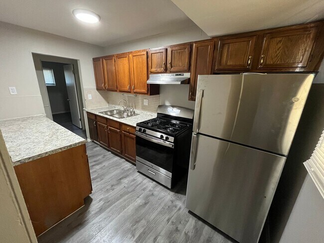 Foto del edificio - 3 Bedroom 1 Bath Home with Carport & Fence...
