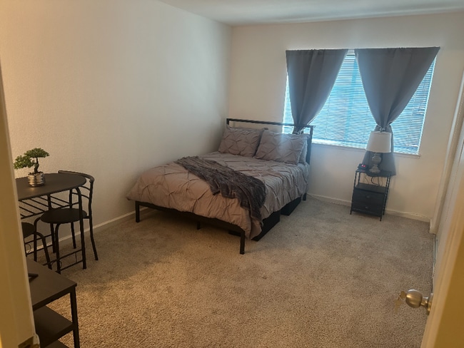 Foto del edificio - 4437 Rock Island Dr