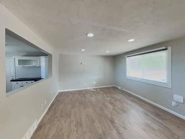 Foto del edificio - 388 Helena Cir