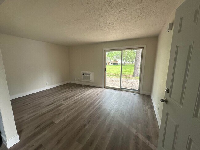 Foto del edificio - 2 Bedroom Lower Duplex