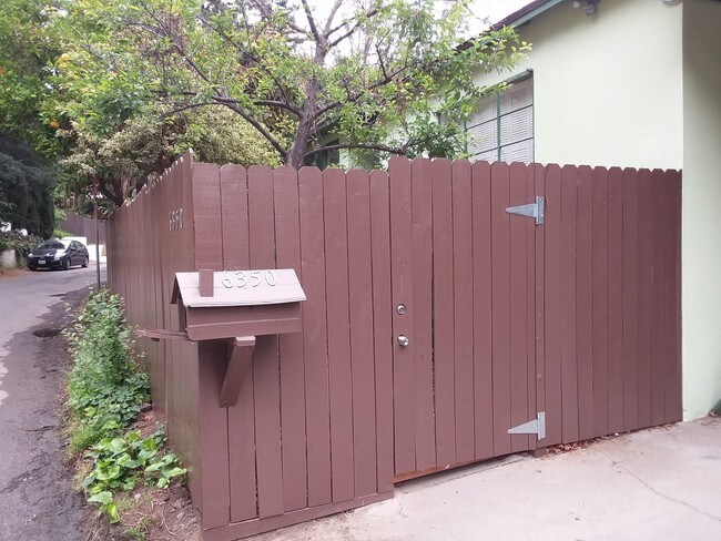 puerta principal - 6350 Deep Dell Pl