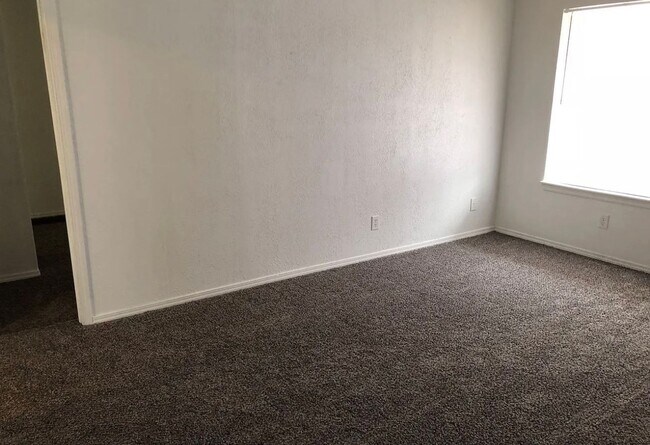 Foto del edificio - Spacious 4-bedroom, 1-bath home