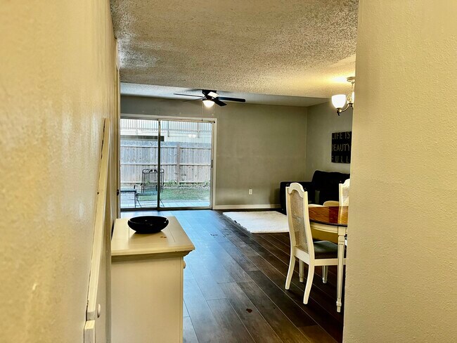 Foto del edificio - 144 Douglas Rd W