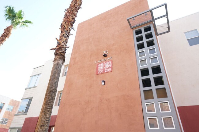 Foto del edificio - SHOWINGS AVAILABLE NOW