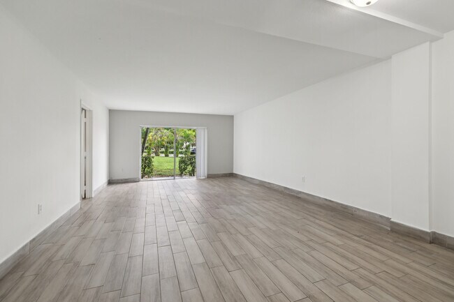 Building Photo - Luna At Hollywood