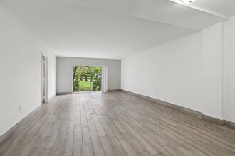 Building Photo - Luna At Hollywood