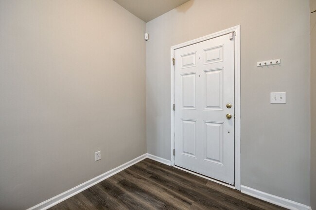 Foto del edificio - Location, Location, Location! 3 Bedroom 2....