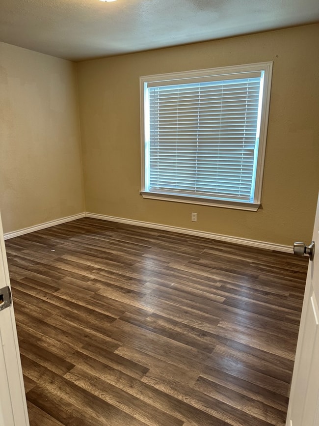 Building Photo - 1711 Doran Dr