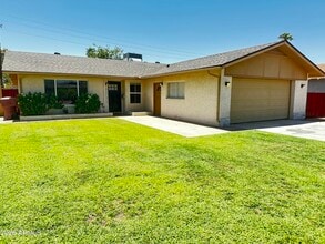Building Photo - 8737 E Jackrabbit Rd