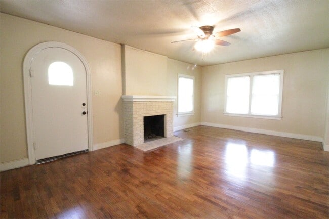 Building Photo - 2201 S N St