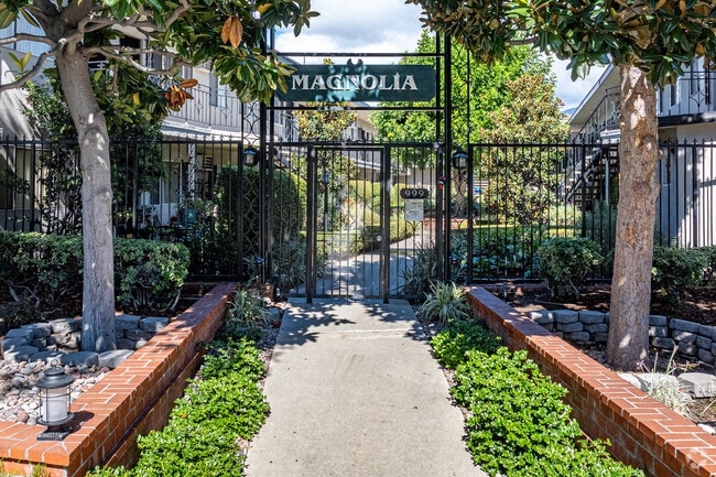 Entrada - Magnolia Apartments