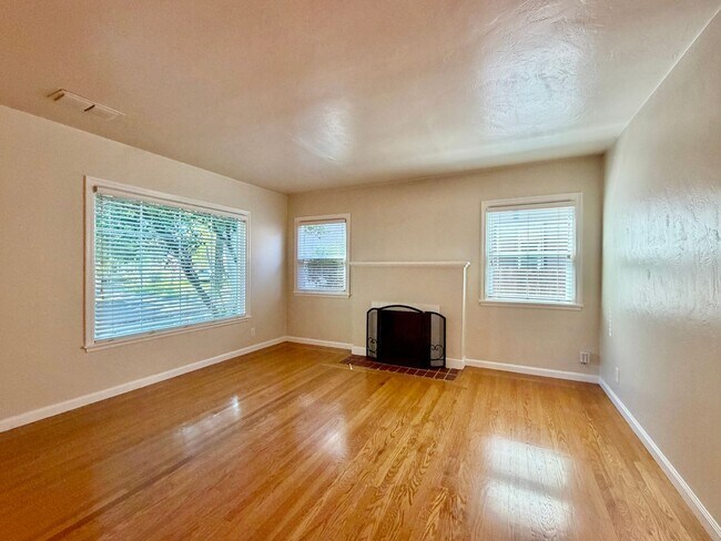 Building Photo - NOW AVAILABLE - CLASSIC BUNGALOW IN LANDLPARK, 3 BED, 2 BATH