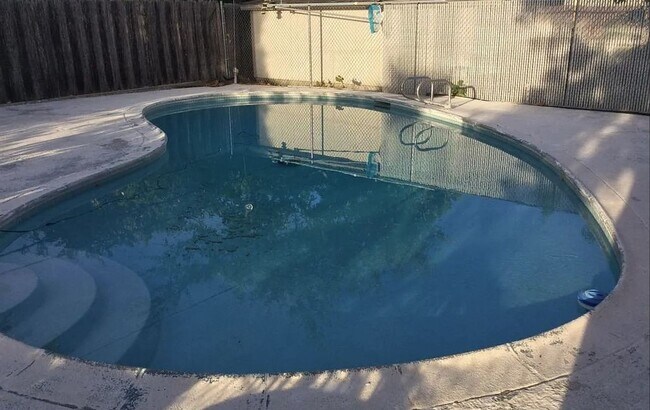 Foto del edificio - South Redding Home with Pool!