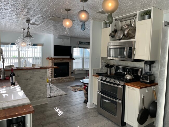 Kitchen & Living - 106 6th Ave