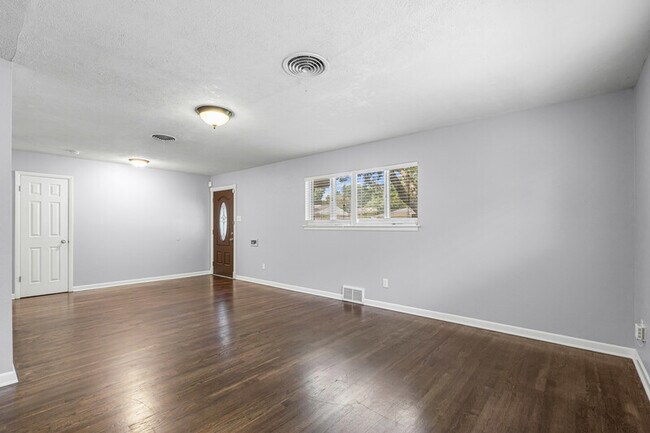 Foto del edificio - 3521 Jeanette Dr