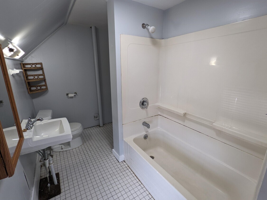 7 Green St Unit 4, Claremont, NH 03743 Room for Rent in Claremont, NH