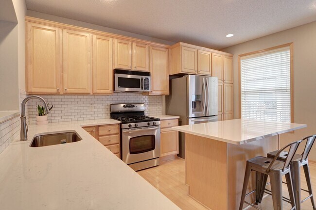 Building Photo - Beautiful 3 Bedroom Townhome for Rent in E...