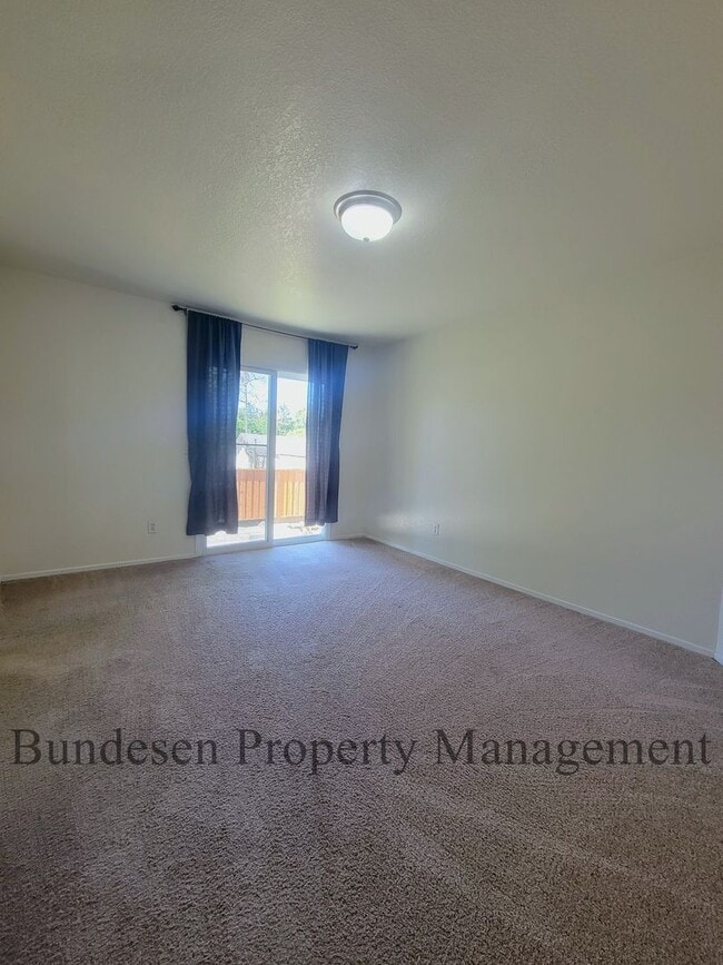 Building Photo - Spacious Westside 5BR Home in Petaluma - E...