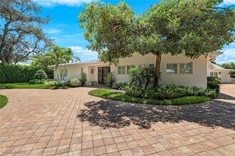 Building Photo - 642 6th Ave N