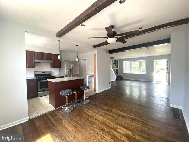 Foto del edificio - 1562 Devereaux Ave