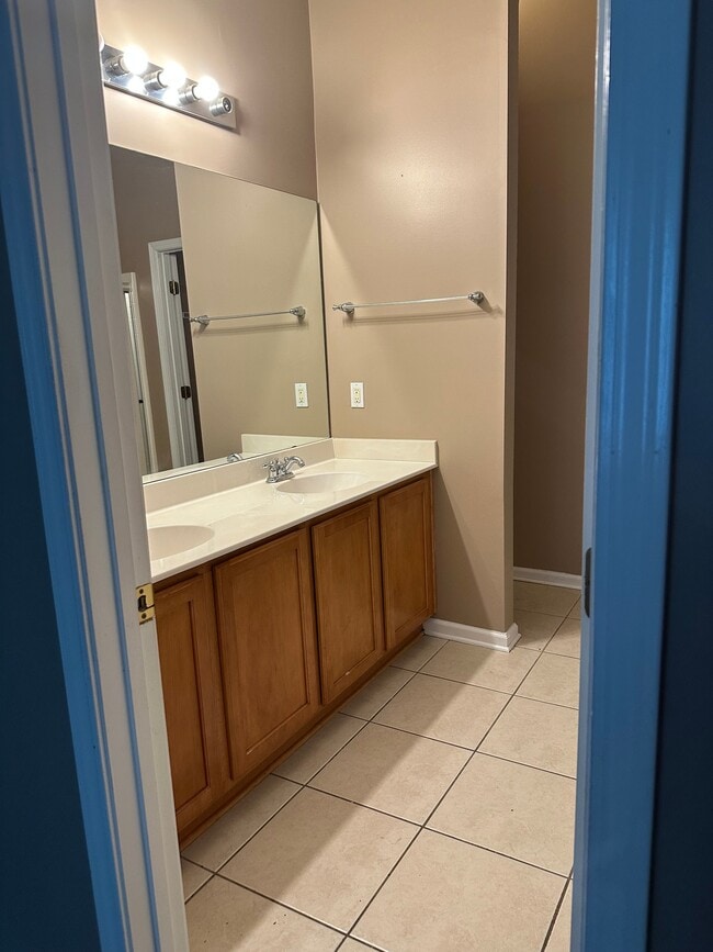 Building Photo - 460 Live Oak Walk