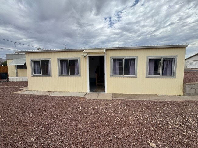 Building Photo - 1 BR 1Ba with enclosed Porch/Patio, fenced yard, RV Parking