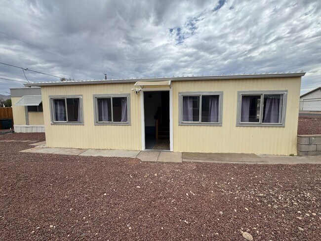 Foto del edificio - 1 BR 1Ba with enclosed Porch/Patio, fenced yard, RV Parking
