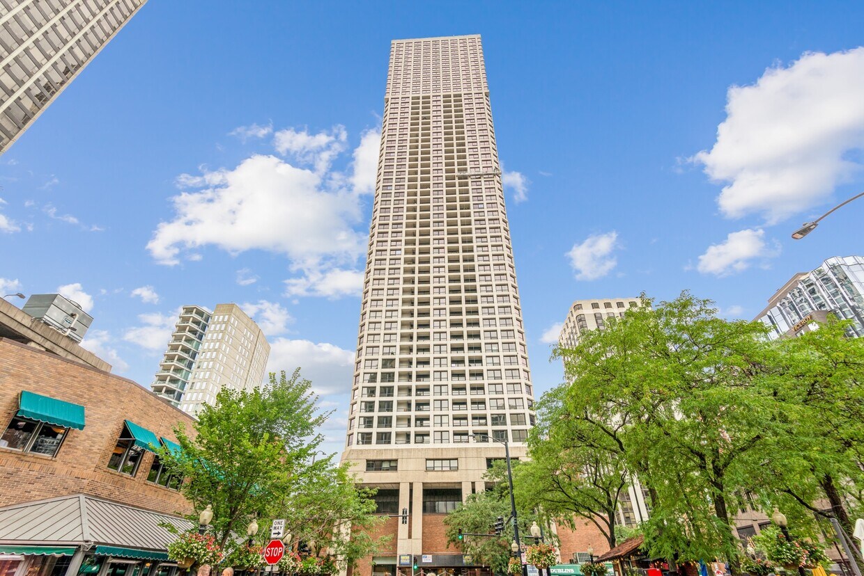 Foto principal - 1030 N State St