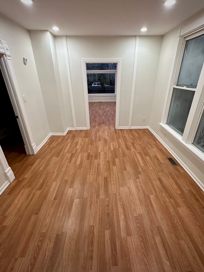 Foto del edificio - 1928 N Keeler Ave