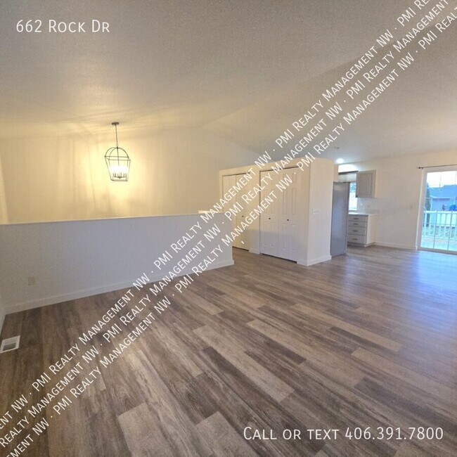 Foto del edificio - 662 Rock Dr