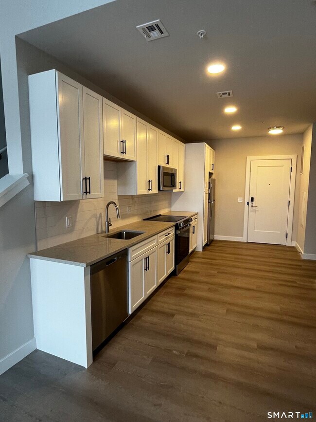 Building Photo - 467 West Ave