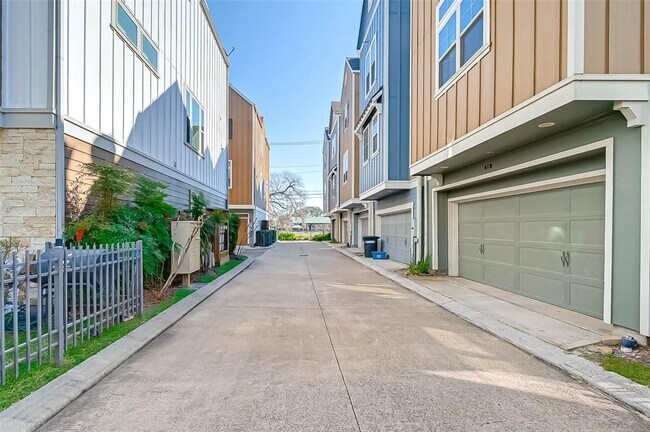 Foto del edificio - 708 N Shepherd Dr