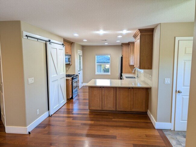 Building Photo - 4 Bed/2.5 Bath Multnomah Village Stunner w...