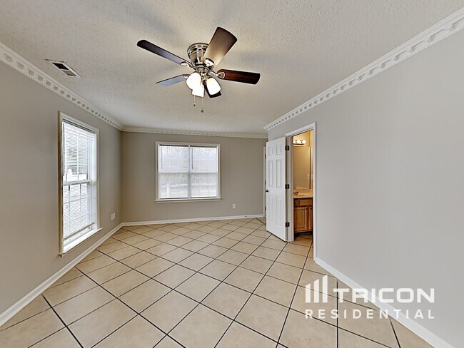 Building Photo - 3016 Queensdale Dr