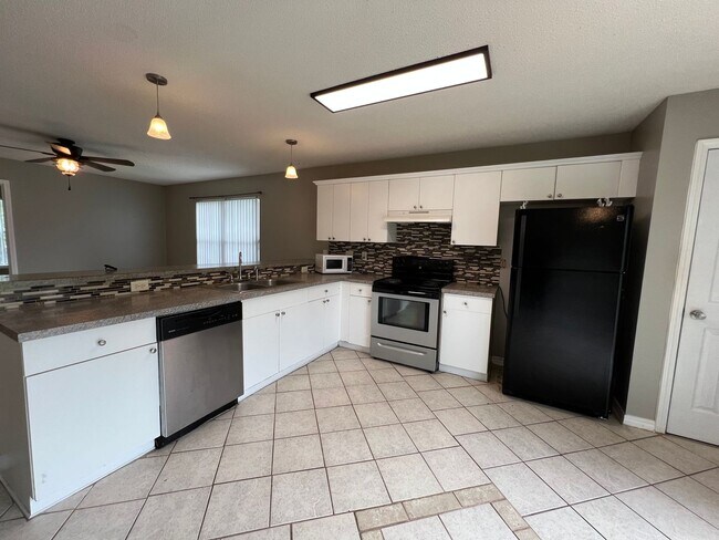 Building Photo - Beautiful Home with Solar Panels – Enjoy M...