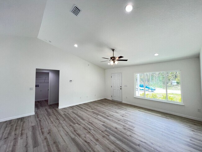 Foto del edificio - UPGRADED AND BRAND NEW 3 Bedroom / 2 Bath ...