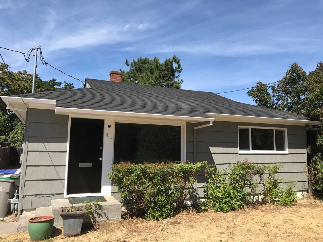 Front of house - 806 June St.