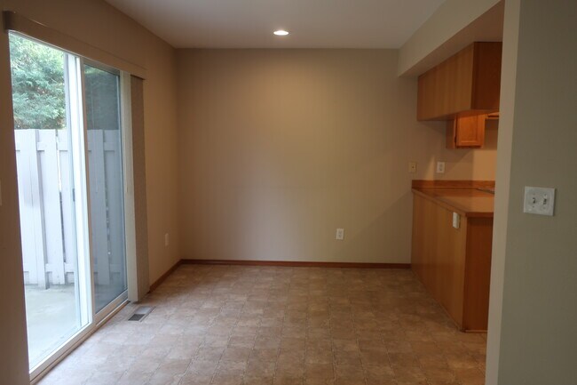 Building Photo - 515 Princeton Ave N