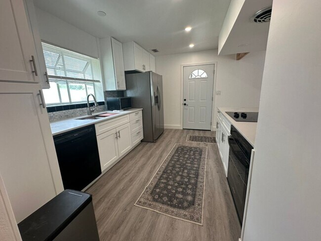 Foto del edificio - NEW! 5-Bedroom Home Next to San Luis Missi...